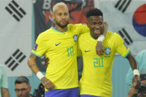 Vini Jr. e Neymar recebem prêmios no Globe Soccer Awards