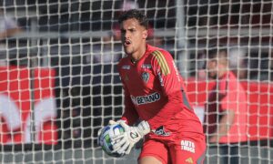 Novo goleiro do América defendeu pênalti em segundo jogo profissional pelo Atlético