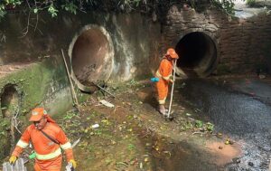 Prefeitura de Ipatinga cumpre  intenso cronograma de limpeza  de cursos d’água da cidade