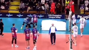 Vôlei: árbitro cai de cadeira no alto após ação de jogador
