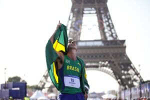 Caio Bonfim festeja medalha (foto: Alexandre Loureiro/COB)