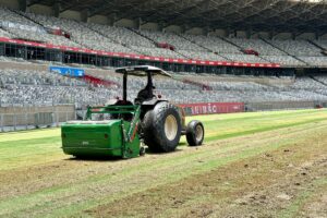 Mquina trabalha em processo de revitalizao do gramado do Mineiro (foto: Divulgao / Mineiro)