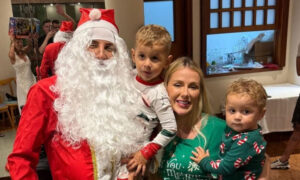 Arana vestido de Papai Noel ao lado da famlia (foto: Reproduo/Redes sociais)