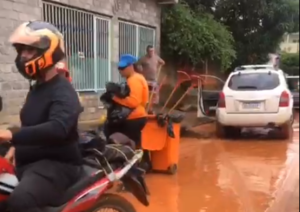 DIA DE LIMPEZA: Após o temporal, Prefeitura de Fabriciano contabiliza prejuízos. O prefeito Dr. Marcos acompanha os trabalhos