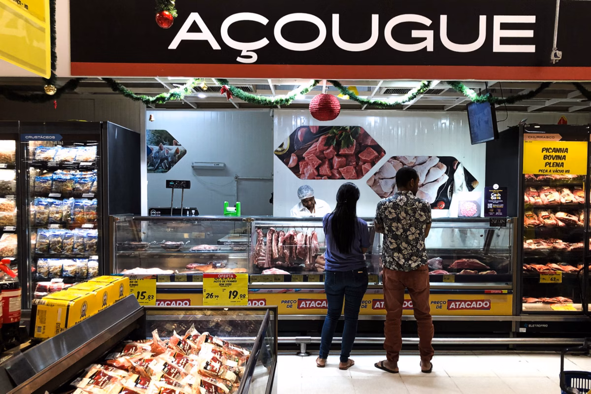 Salário mínimo: inflação pesa e brasileiros comprarão quase 30 kg a menos de carne em 2025