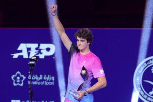 Joo Fonseca comemora ttulo do Next Gen ATP Finals, em Jeddah, Arbia Saudita (foto: 22.dez.24/Reuters)