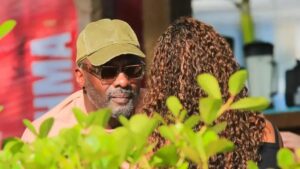 Idris Elba é flagrado passeando na Barra da Tijuca