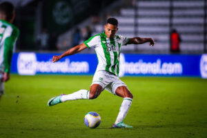 Joo Lucas chuta a bola durante jogo (foto: Juventude/Divulgao)