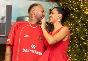 Neymar, com a camisa da Balenciaga, passou o Natal ao lado da companheira Bruna Biancardi (foto: Reproduo/Instagram)