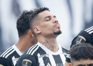 Paulinho de olhos fechados com a cabea erguida (foto: Pedro Souza/Atltico)