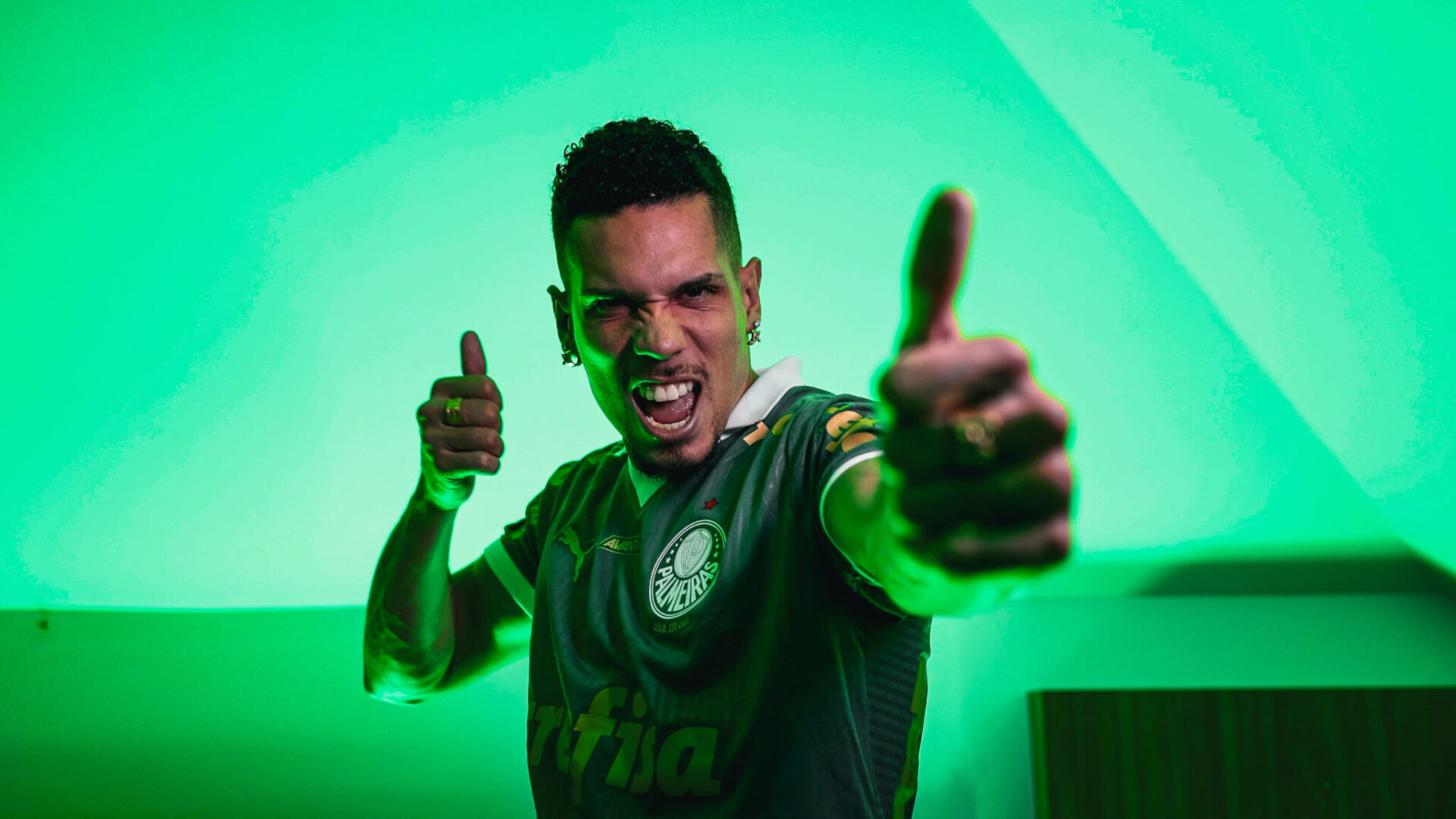 Paulinho com a camisa do Palmeiras - (foto: Giovani Conde/Palmeiras)