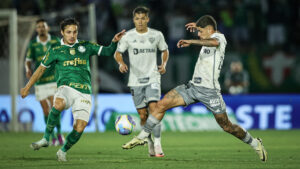 Rubens, lateral-esquerdo do Atltico, disputa bola com Raphael Veiga, meia do Palmeiras (foto: Pedro Souza/Atltico)