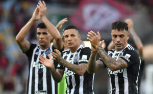 Junior Alonso, Guilherme Arana e Saravia aplaudem torcedores do Atltico aps primeiro jogo da final da Copa do Brasil de 2024, contra o Flamengo (foto: Alexandre Guzanshe/EM/D.A Press)