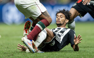 Gustavo Scarpa em ao pelo Atltico contra o Fluminense, nas quartas de final da Copa Libertadores (foto: Pedro Souza/Atltico)
