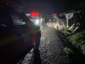 Carreta com latas de cerveja tomba e motorista morre esmagado na BR-381 | Vales de Minas Gerais