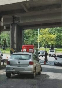 Adolescente suspeito de roubo se envolve em acidente grave no viaduto de Ipatinga | Vales de Minas Gerais