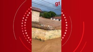 Temporal causa inundação em ruas e casas de Cuparaque