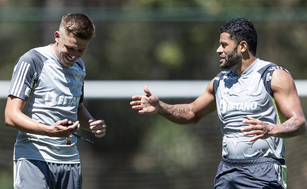 Bruno Fuchs e Hulk durante treino do Atltico na Cidade do Galo (31/8) - (foto: Pedro Souza/Atltico)