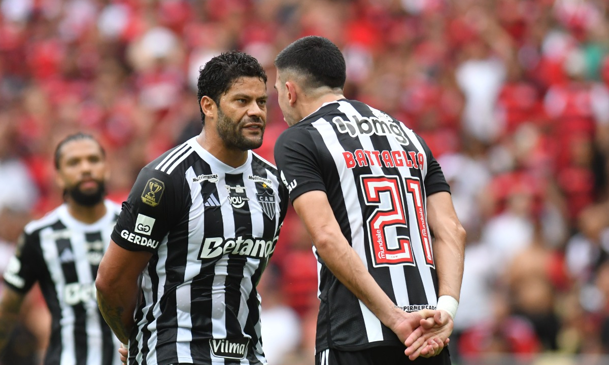 Hulk e Battaglia tiveram forte discusso no primeiro tempo de Flamengo x Atltico - (foto: Alexandre Guzanshe/EM/DA.Press)