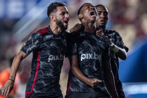 Jogadores do Flamengo comemoram gol (foto: Paula Reis/CRF)