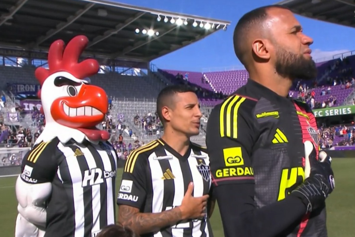 Jogadores do Atltico com nova camisa do clube