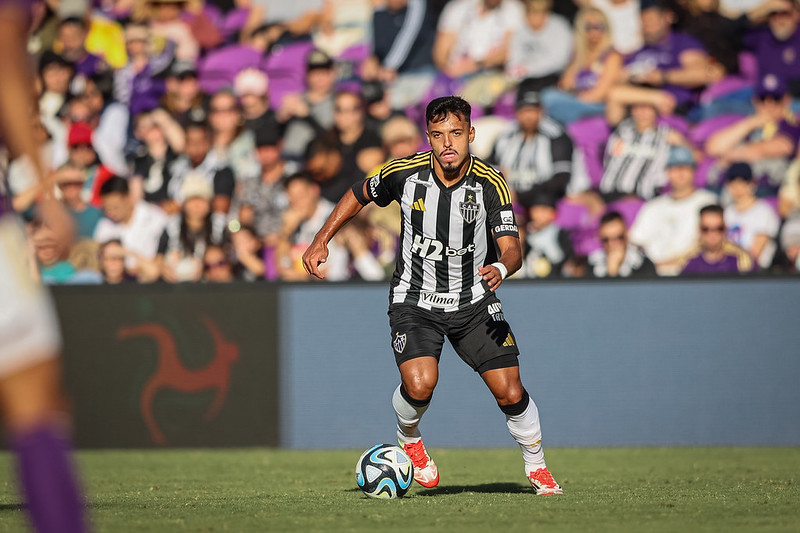 Gabriel Menino conduz a bola pelo Atltico diante do Orlando City - (foto: Pedro Souza/Atltico)