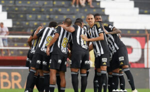 Jogadores do Atltico reunidos em campo antes de jogo contra o Pouso Alegre (foto: Daniela Veiga/Atltico)