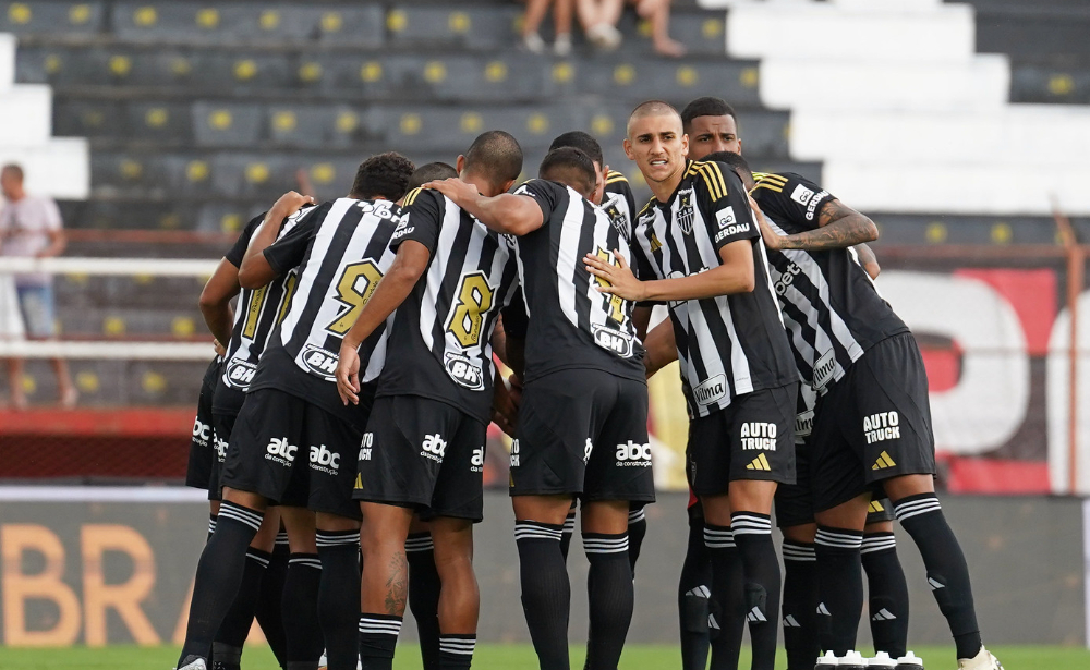 Jogadores do Atltico reunidos em campo antes de jogo contra o Pouso Alegre - (foto: Daniela Veiga/Atltico)