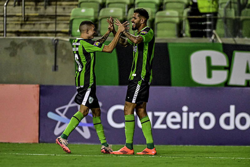 Jonathas e Marlon celebram gol do Amrica na goleada sobre o Pouso Alegre, por 7 a 0 - (foto: Mouro Panda/Amrica)