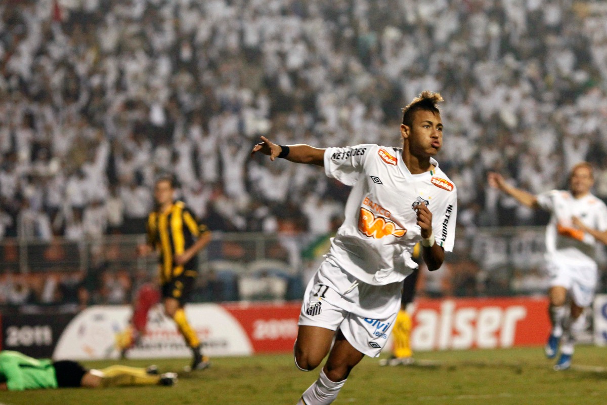 Pelo Santos, Neymar marcou na final da Copa Libertadores de 2011 - (foto: REUTERS/Nacho Doce - 23/06/2011)