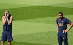 Neymar e Mbapp em treino no PSG (foto: JULIEN DE ROSA / AFP)