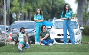 Gabigol em treino do Cruzeiro Feminino (foto: Gustavo Martins/Cruzeiro)