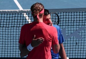 Djokovic abraa Zverev aps abandonar semifinal do Australian Open (foto: DAVID GRAY / AFP)