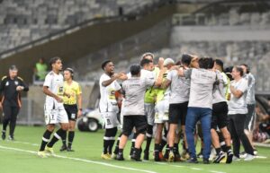 Jogadores do Democrata-GV comemoram gol diante do Atltico, no Mineiro (foto: Ramon Lisboa/EM/D.A. Press)