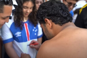 Atlético reage a Hulk autografando camisa do Cruzeiro e tirando foto com rivais