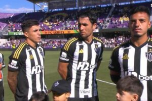 Jogadores do Atltico com nova camisa do clube (foto: Reproduo / SporTV)