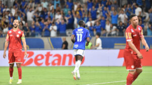 Bolasie marca, e Cruzeiro bate Tombense na estreia do Mineiro horas após chegar dos EUA