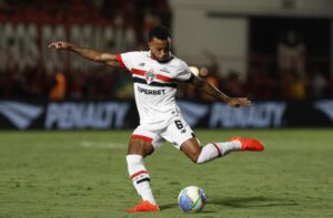 Clube da Premier League anuncia contratação de joia do São Paulo