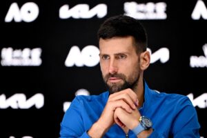 Djokovic se recusa a dar entrevista e ‘rouba’ microfone de jornalista após insultos