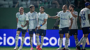 Jogadores do Cruzeiro comemoram gol de Robert (esquerda) contra o Gois, em novembro de 2023, que livrou a Raposa da chance de rebaixamento (foto: Staff Images/Cruzeiro)