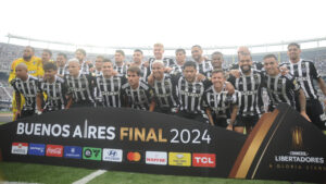 Time do Atltico perfilado antes da final da Libertadores contra o Botafogo (foto: Alexandre Guzanshe/EM/D.Press)