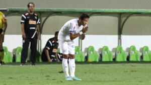 Neymar agradecendo a torcida do Cruzeiro pelos aplausos no duelo com o Santos, em novembro de 2012 (foto: Rodrigo Clemente/EM/D.A Press)