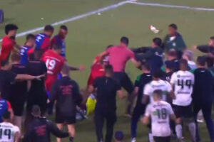 Jogadores de Coritiba e Athletico-PR brigando aps fim do jogo (foto: Reproduo / NSports)