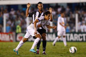 Lance com Neymar e Ronaldinho Gacho em Santos x Atltico (foto: Ricardo Saibun / Santos FC)