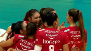 Jogadoras do Barueri comemorando vitria sobre o Praia Clube (foto: Reproduo SporTV 2)