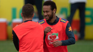 Arthur Melo e Neymar, em treino pela Seleo Brasileira em junho de 2019 (foto: AFP / Mauro Pimentel)