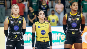 Time feminino de vlei do Praia Clube em quadra (foto: Eliezer Esportes)