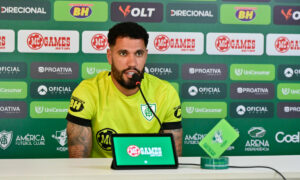 Jonathas em entrevista no Amrica (foto: Mouro Panda/Amrica)