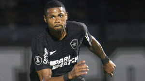 Jnior Santos comemorando gol contra o Bragantino (foto: Vitor Silva/Botafogo.)