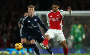 Arsenal e Manchester United se enfrentam pela Premier League (foto: Adrian Dennis / AFP)